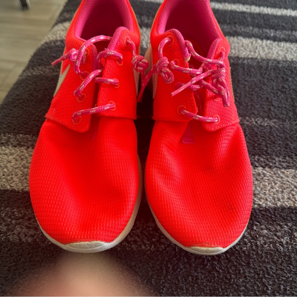 Nike Women's Red and Pink Shoes